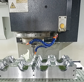 注拉吹成型机模具车间